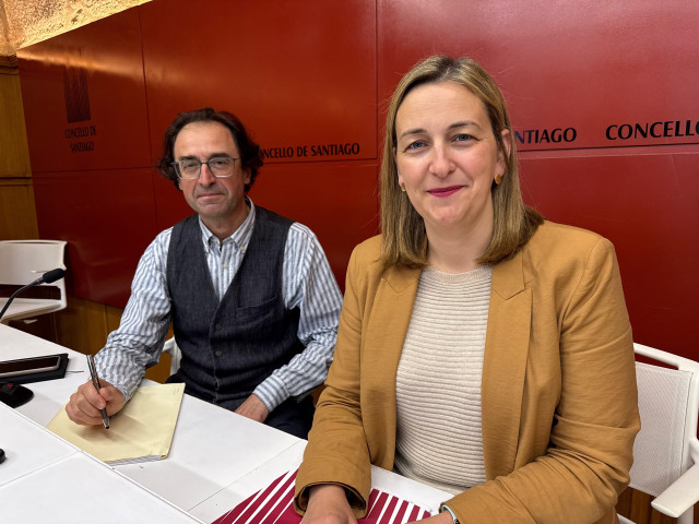El concejal de Sostenibilidad y Servicios Básicos del Ayuntamiento de Santiago, Xesús Domínguez, y la portavoz municial, Míriam Louzao, en rueda de prensa, a 19 de mayo de 2025.
