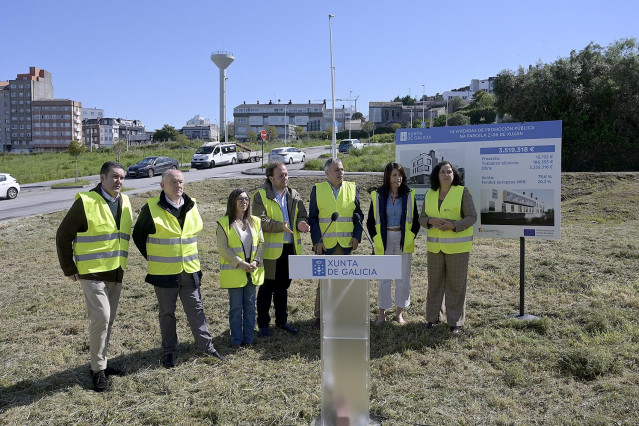 La conselleira de Vivenda e Planificación de Infraestruturas, María Martínez Allegue, en el barrio de Xuxán