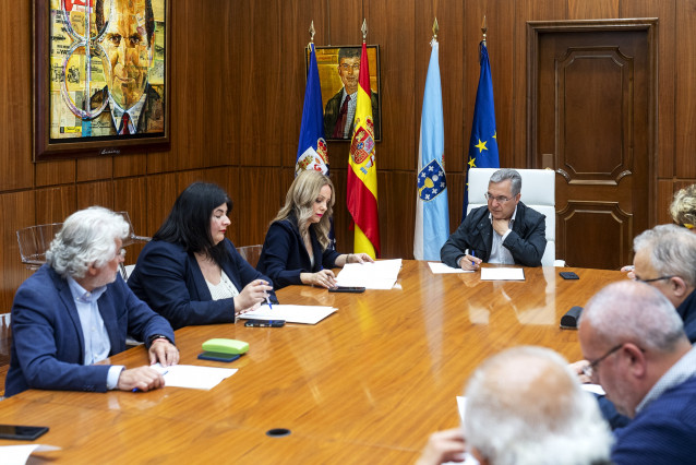 Reunión da Xunta de Goberno da Deputación de Ourense. Asisiten Luis Menor Pérez (Presidente Deputación); Marta Nóvoa Iglesias (VicePresidenta 1ª); César Fernández Gil (VicePresidente 2º); entre otros