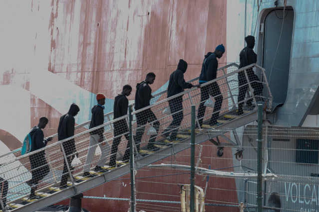 Archivo - Decenas de inmigrantes cojen un ferri para ser reubicados en el Puerto Estaca, a 29 de octubre de 2023, en El Hierro, Santa Cruz de Tenerife, Tenerife, Canarias,