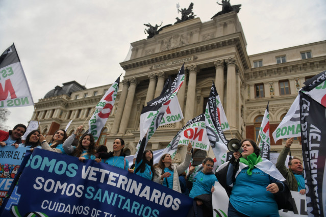 Archivo - Varias personas con carteles durante una concentración de veterinarios por la polémica de la ley de medicamentos, frente al Ministerio de Agricultura, a 5 de marzo de 2025, en Madrid (España). El colegio de veterinarios ha convocado esta protest