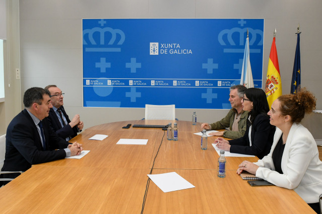 El conselleiro de Educación, Ciencia, Universidades e FP, Román Rodríguez, con el secretario xeral de Universidades, Alberto Díez, se reúne con represetantes del Cispac, Ecobas y Citmaga.