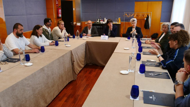 Reunión de cooperativistas de Xuxán con representantes del BNG, entre ellos su portavoz nacional, Ana Pontón