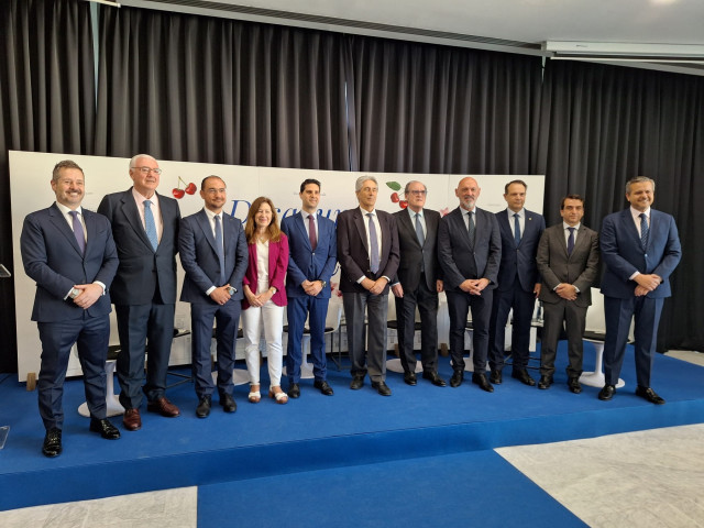 Los seis rectores de las universidades públicas (Complutense, Autónoma, Carlos III, Politécnica, Rey Juan Carlos y Alcalá), junto a los consejeros de Educación, Vivienda y Cultura, al defensor del Pueblo, en Madrid, el 20 de mayo de 2025.