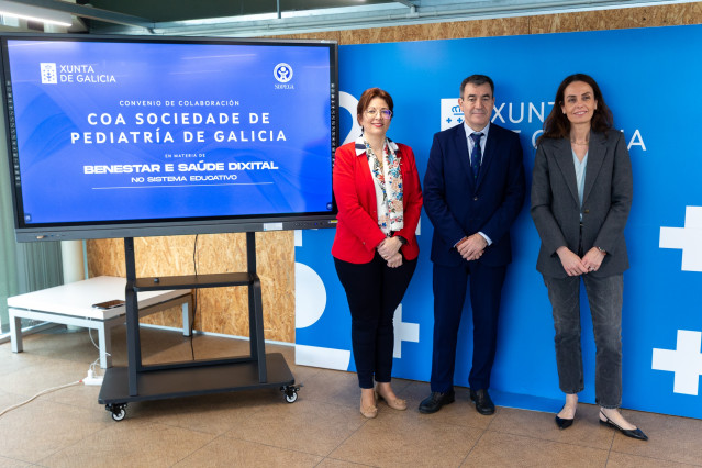 El conselleiro de Educación, Ciencia, Universidades e Formación Profesional, Román Rodríguez, y la presidenta de la Sociedade Galega de Pediatría, Susana Rey firman un acuerdo