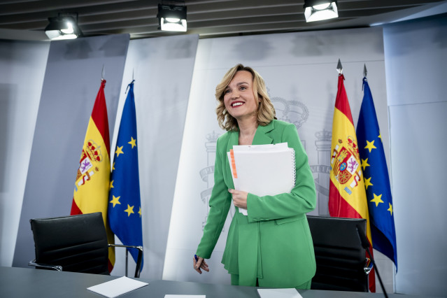 La ministra de Educación, FP y Deportes y portavoz del Gobierno, Pilar Alegría, atiende a los medios tras una rueda de prensa tras la reunión del Consejo de Ministros, a 20 de mayo de 2025, en Madrid.