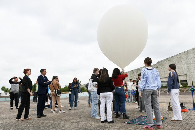 El conselleiro de Educación, Román Rodríguez, asiste al lanzamiento de la cápsula estratosférica MarumaSat VII creada por estudiantes gallegos. En Santiago.