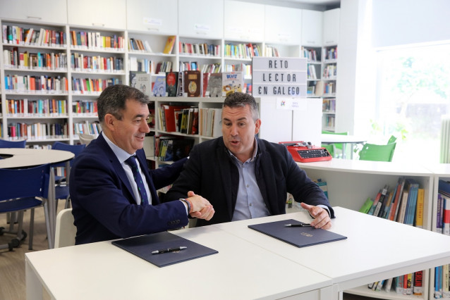 El conselleiro de Educación, Román Rodríguez, y el alcalde de Brión, Pablo Lago, durante la firma del acuerdo, a 20 de mayo de 2025.