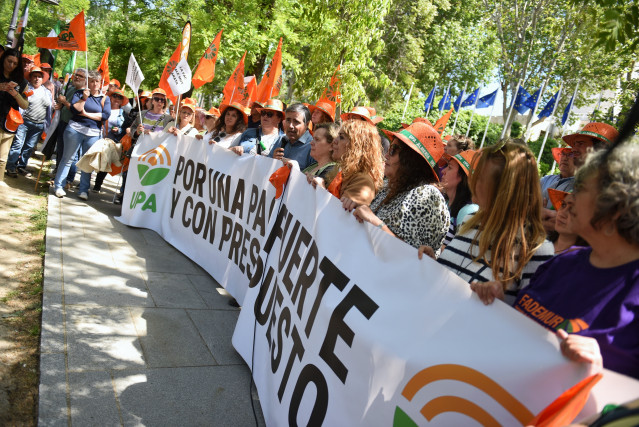 Varias personas con una pancarta durante una concentración de agricultores convocada por la Unión de Pequeños Agricultores y Ganaderos (UPA), frente a la sede de la Unión Europea en Madrid, a 20 de mayo de 2025, en Madrid.