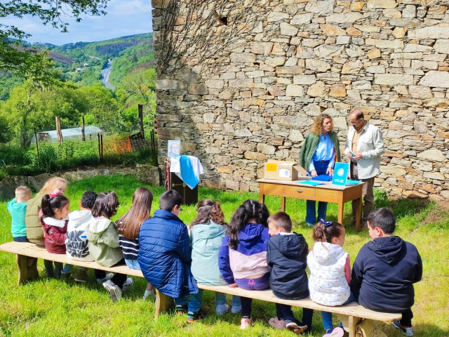 Alumnos gallegos participan en un acto de la Real Academia Galega para preservar la lengua