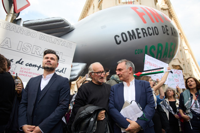 El portavoz de ERC en el Congreso, Gabriel Rufián (i), y el diputado de Sumar Enrique Santiago (d), durante una concentración propalestina frente al Congreso de los Diputados