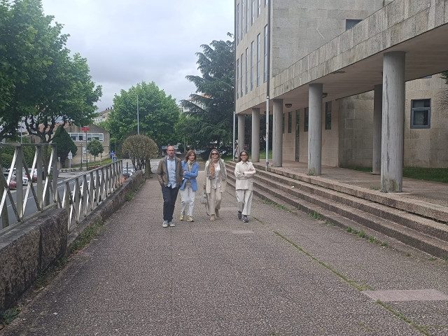Una de las ediles expulsadas del PSOE de Santiago, Mila Castro, a su llegada a los juzgados de la capital gallega, a donde ha acudido arropada por los también concejales no adscritos Mercedes Rosón y Gonzalo Muiños
