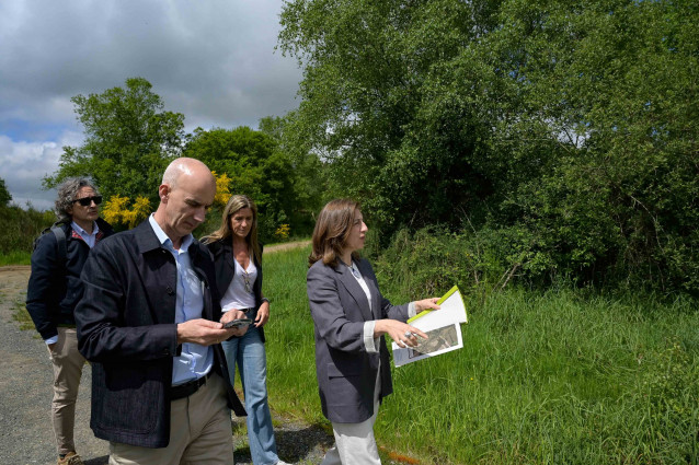La conselleira de Medio Ambiente e Cambio Climático, Ángeles Vázquez, en una visita a Curtis (A Coruña).