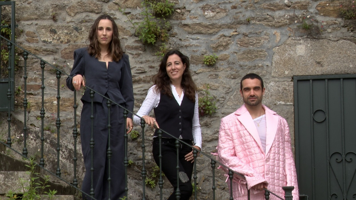 La actriz Cris Iglesias, la directora Ángeles Huerta, y el actor Xoán Fórneas, de la película 'Antes de Nós'. En Santiago de Compostela.