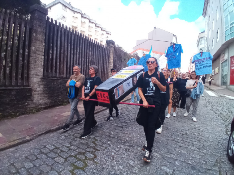Trabajadores geriátricos en procesión por la muerte de los cuidados: 
