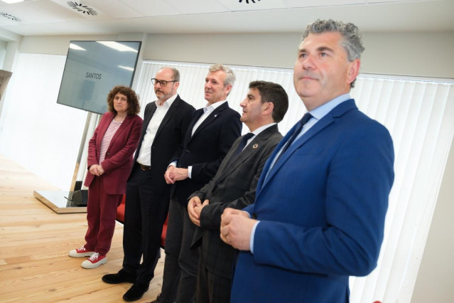 El presidente de la Xunta, Alfonso Rueda, asiste a la inauguración de la nueva sede de Santos.