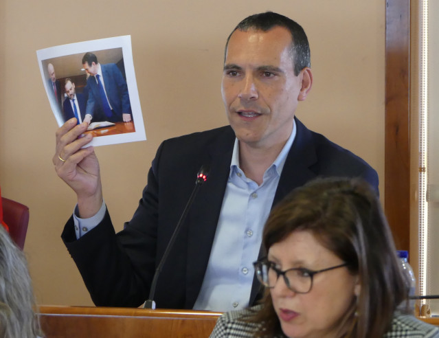 El concejal del PP, Fernando González Abeijón, en el pleno municipal de Vigo, a 28 de abril de 2025.