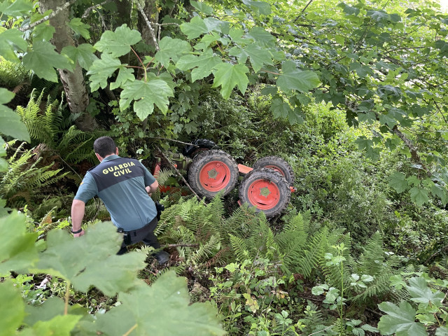 La guardia civil auxilia al conductor de un tractor que se cayó por un desnivel en Becerreá (Lugo)