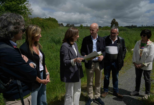 La conselleria de Medio Ambiente e Cambio Climático, Ángeles Vázquez, visita en Curtis (A Coruña) la parcela en la que se ubicará el centro de protección animal de Galicia