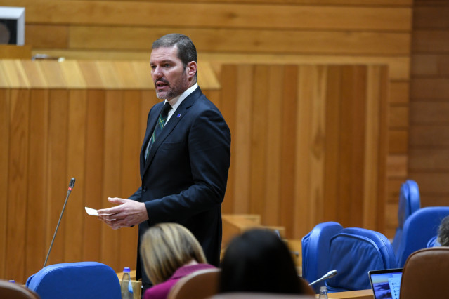 El conselleiro de Cultura, Lingua e Xuventude, José López Campos, en el Parlamento