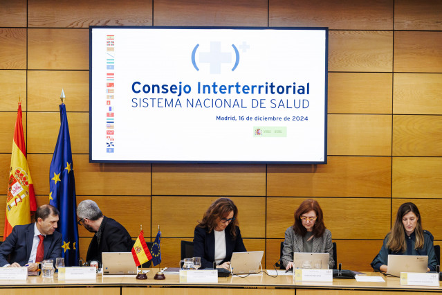 Archivo - La ministra de sanidad, Mónica García(c), durante el pleno del Consejo Interterritorial del Sistema Nacional de Salud (CISNS), en la sede del Ministerio de Sanidad, a 16 de diciembre de 2024, en Madrid (España).
