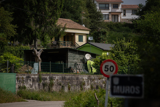 Vista general de la casa , donde un hombre le prendió fuego con su expareja dentro, 21 de mayo de 2025, en Muros, Tomiño, Pontevedra, Galicia (España).