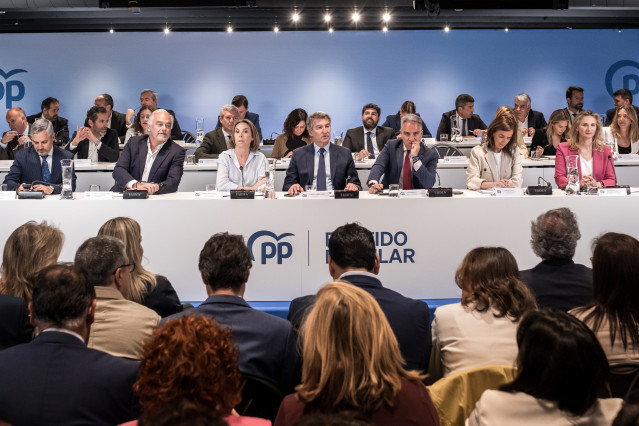 El presidente del Partido Popular, Alberto Núñez Feijóo, preside la reunión de la Junta Directiva Nacional del Partido Popular (PP) en la sede de calle Génova, a 19 de mayo de 2025, en Madrid (España).