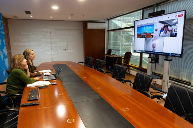 Representantes de Galicia y Euskadi durante la reunión por la gestión del litoral, a 21 de mayo de 2025.