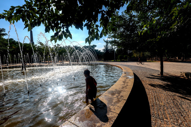 Archivo - Un niño se refresca en una fuente durante la tercera ola de calor en Madrid, en el parque Madrid Río, a 3 de agosto de 2024, en Madrid,