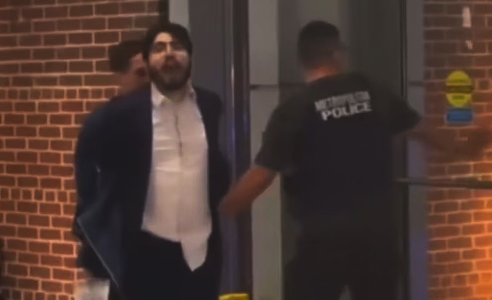 Elu00edas Rodru00edguez siendo detenido