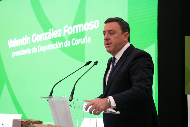 El presidente de la Diputación de A Coruña, Valentín González Formoso, participa en un foro promovido por Apecco