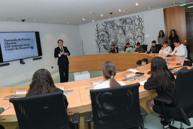 El conselleiro de Facenda, Miguel Corgos, recibe a alumnos del colegio Antonio Orza