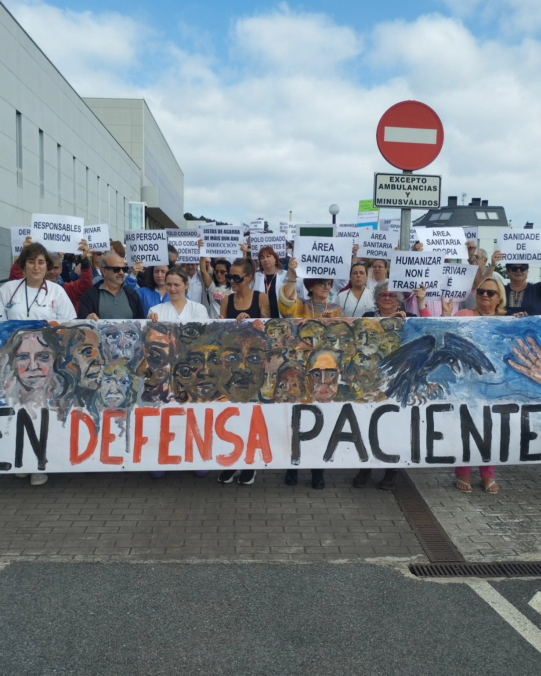 Pancarta reivindicativa en el hospital de Burela