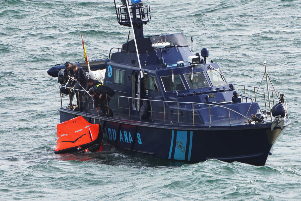 Archivo - Una lancha de aduanas recoge un barco hundido y un trozo de barco arrastrado a las rocas junto al faro,en la ría de Muros, a 31 de octubre de 2023, en la comarca de Muros, A Coruña, Galici