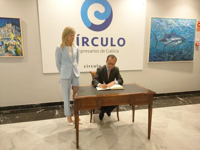 La presidenta del Círculo de Empresarios de Galicia, María Borrás, y el CEO de Singular Bank, Javier Marín, que firma en el libro de honor de la organización. En Vigo, a 22 de mayo de 2025