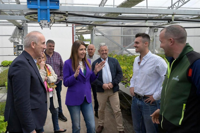 La conselleira do Medio Rural, María José Gómez, en una visita a un vivero en Coristanco