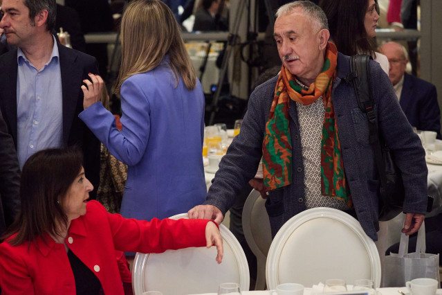 La ministra de Defensa, Margarita Robles, y el secretario general de UGT, Pepe Álvarez, durante un desayuno informativo organizado por Fórum Europa, en el Hotel Mandarin Oriental Ritz, a 22 de mayo de 2025, en Madrid (España).