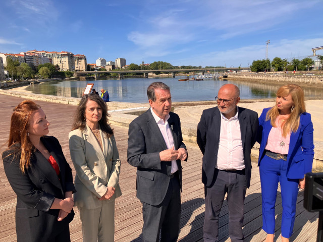 Visita del subdelegado del Gobierno en Pontevedra, Abel Losada, y del alcalde de Vigo, Abel Caballero, acompañado de varias concejales, a la obra de 'Peiraos do Solpor' en Bouzas.