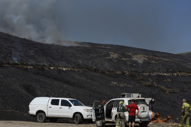 Archivo - Agentes forestales en el incendio forestal en la Serra do Leboreiro, en el parque natural de Baixa Limia e Serra do Xurés, a 26 de agosto de 2022, en Serra do Xurés, Ourense, Galicia (España). La superficie afectada por el incendio declarado en
