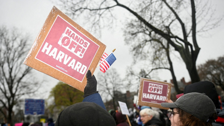 Donald Trump busca cerrar la Universidad de Harvard vetando a estudiantes extranjeros