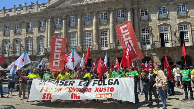 Trabajadores de la recogida de basura de Santiago se manifiestan para reclamar 