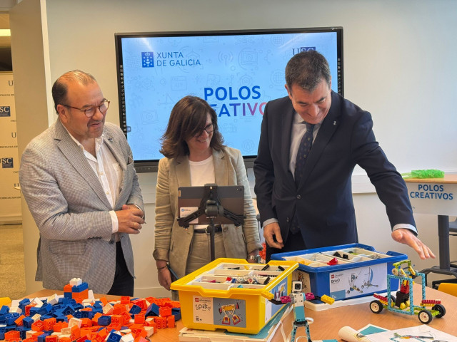 El conselleiro de Educación, Ciencia, Universidades e Formación Profesional, Román Rodríguez, y el rector de la Universidade de Santiago, Antonio López, inauguran un polo creativo en la Facultade de Ciencias da Educación