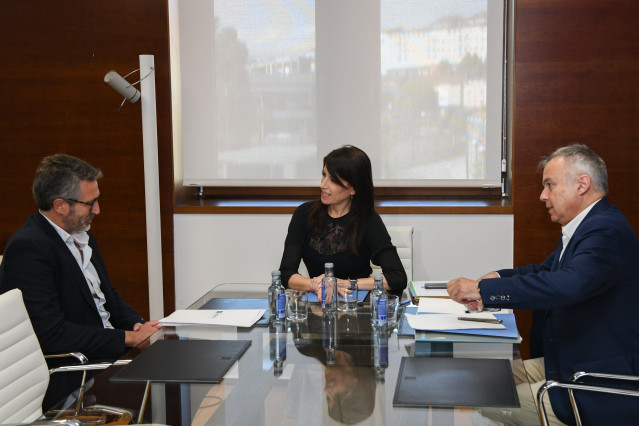 Reunión de la conselleira de Vivienda, María Martínez Allegue, con el presidente de la Federación Galega de Municipios e Provincias, Alberto Varela