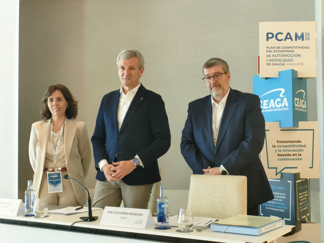 El presidente de la Xunta, Alfonso Rueda (c), junto a la presidenta de CEAGA, Patricia Moreira (i), y el director de Stellantis Vigo, José Luis Alonso Mosquera (d), en la clausura de la Asamblea del Cluster de Empresas de Automoción de Galicia.