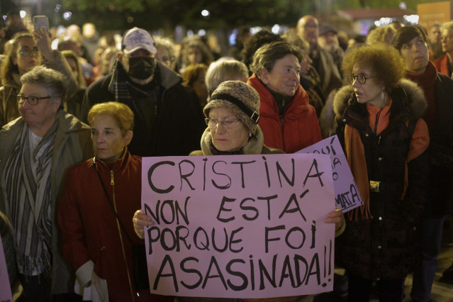 Archivo - Una mujer con un cartel en el que se lee: 'Cristina non está porque foi asasinada', durante una concentración en respuesta al crimen de Cristina Cabo, en la Plaza Mayor de Lugo, a 1 de diciembre de 2022, en Lugo, Galicia.
