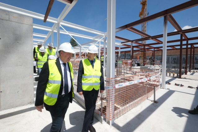 El conselleiro de Sanidade, Antonio Gómez Caamaño, y el consejero de Salud del Gobierno vasco, Alberto Martínez, visitan el Centro de Protonterapia de Galicia.