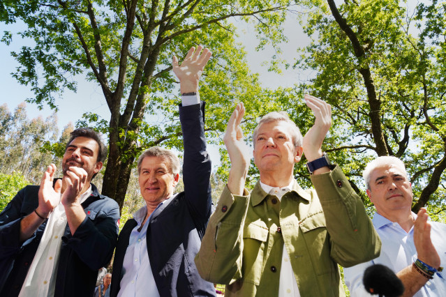 El presidente del Partido Popular, Alberto Núñez Feijóo (2i) y el presidente de la Xunta de Galicia, Alfonso Rueda (3i), durante la romería que organiza el PP provincial de A Coruña, a 24 de mayo de 2025, en O Pino, A Coruña, Galicia (España).