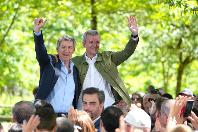 Feijóo, de romería en O Pino, recibe una caja con 2.000 firmas y el aval de Rueda para el próximo congreso del PP