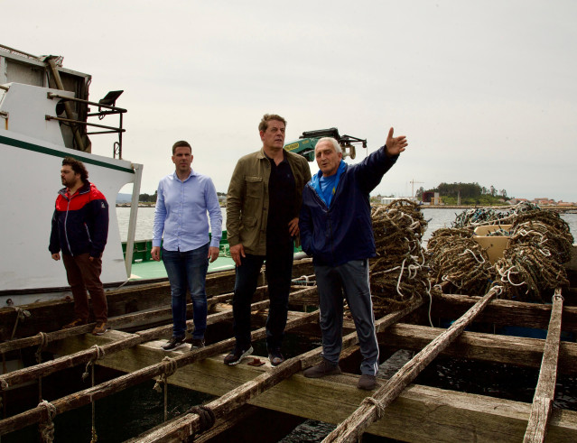 El secretario xeral del PSdeG, José Ramón Gómez Besteiro, en una batea en A Illa de Arousa