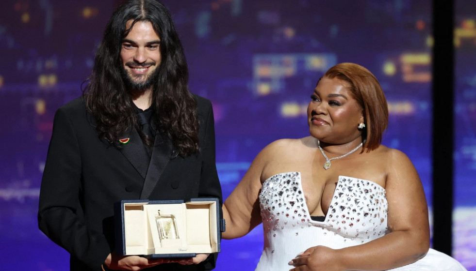 El director gallego Oliver Laxe se ha hecho con el premio del Jurado del festival de Cannes por su película 'Sirat', compartiendo el galardón 'ex aequo' con la directora alemana Mascha Shilinzki por